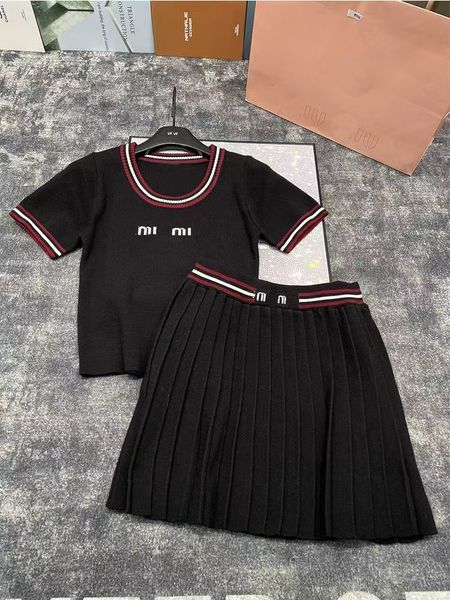 Conjunto de dos piezas para mujer de suéter de punto dulce y elegante, falda para principios de primavera, camiseta reductora de manga corta para mujer con falda plisada de estilo universitario