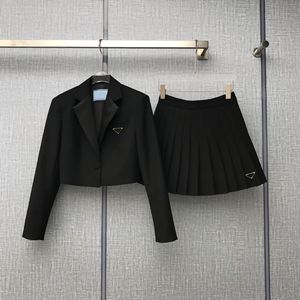 Robe deux pièces pour femmes vêtements de créateurs ensemble costume jupe classique triangle imprimé survêtements luxe designer veste femme Cool Girls Streetwear ensemble deux pièces