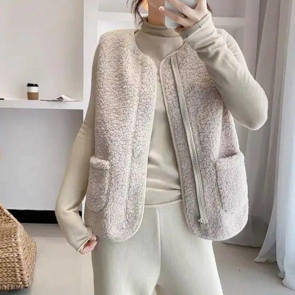 Gilets pour femmes Cardigan Femmes Laine Épaissir Gilets 2023 Mode Printemps Automne Col En V Lâche Insert Velours Étudiant Top Manteau Sans Manches 231218