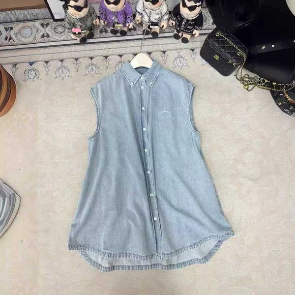 Diseñador de chalecos para mujeres KK2024 Nuevo producto lanzado camisa de mezclilla Material de algodón de algodón de algodón Light Blue Washed N859