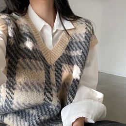 Gilets pour femmes Pull à carreaux pull gilet étudiantes portent hiver coréen lâche rétro col en V sans manches haut tricoté 231219