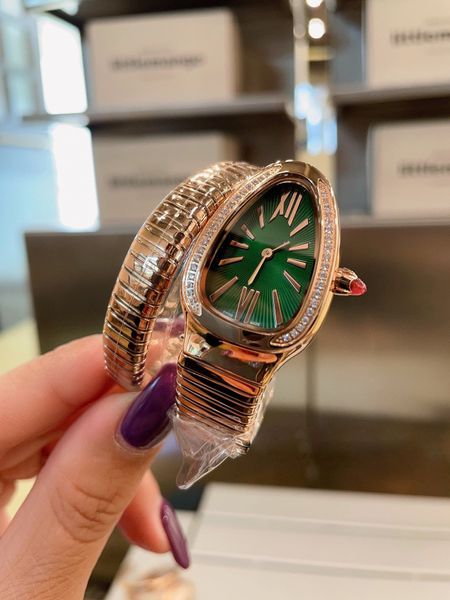 La montre pour femme est unique et personnalisée. La chaîne de montre hexagonale à écailles de serpent est associée à un mouvement à quartz à fermoir pliable et à une pierre naturelle vert paon.