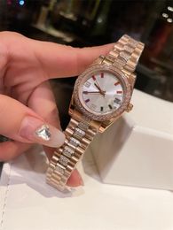 Montre féminine avec des disques en diamant, des rayures colorées et un style de quartz, une montre à la mode