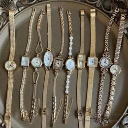 Relojes de mujer Banda de latón chapada en oro de 18 quilates Pulsera de cuarzo para mujer Cadena de diamantes Esfera pequeña Señoras de lujo de alta calidad para regalo Vintage 230725