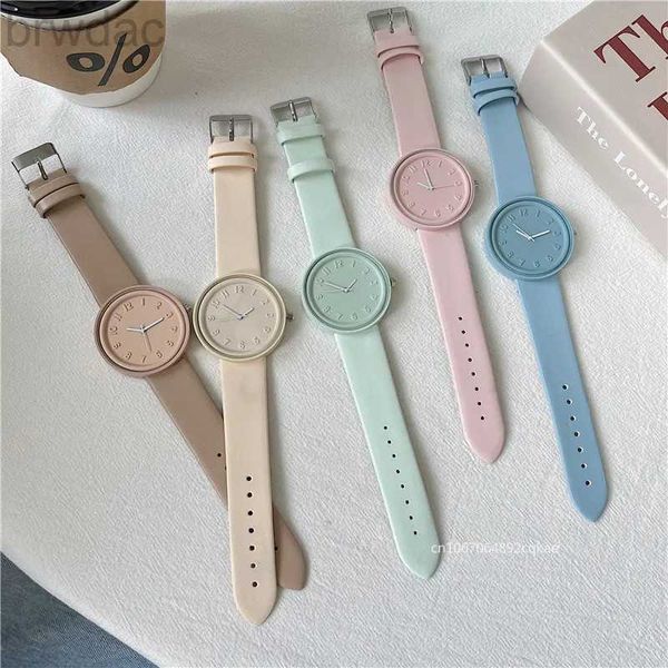 Montres féminines Marque célèbre Bracele en cuir simple montre macaron étudiant féminin tout-correspondant bracelet quartz wristwatch horloge de mode en gros 240409