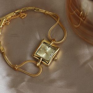 Relojes de mujer Alta calidad retro 24K chapado en oro cuarzo latón Reloj Pulsera de oro Esfera cuadrada Amantes del regalo Temperamento de lujo 230725