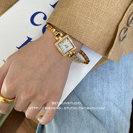 Montres femme montre femme bracelet en or mode rétro cadran carré incrusté de diamants petit et à la mode pour les amoureux 230410
