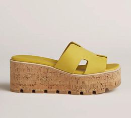 Sandalias de cuña para mujer Zapatos deslizantes Eze Sandalias de 30 mm Diseñador de lujo Caflskin Cuero Suela de goma Mulas Tacones Pisos para caminar al aire libre 35-41