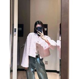 Dameswolmengsels 2024 Xiaoxiangfeng Letter Hardware Buckle Decoratie Round Neck Stripe Short Pink Soft Tweed Coat for Women