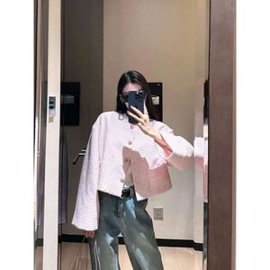 Dameswolmengsels 2024 Xiaoxiangfeng Letter Hardware Buckle Decoratie Round Neck Stripe Short Pink Soft Tweed Coat for Women