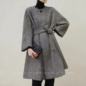 Mélange de laine pour femmes, Style Hepburn, Niche, manteau en laine feutré haut de gamme, ajustement au début du printemps, motif à chevrons, 2023, 230922