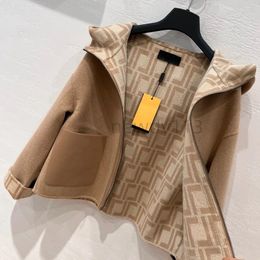 Chaqueta de diseñador de lana de mujeres con capucha de invierno a doble cara corta abrigo casual de viento de alta calidad