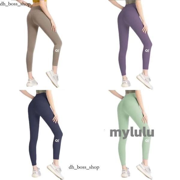 Les pantalons de yoga féminin alignent les leggings avec des poches