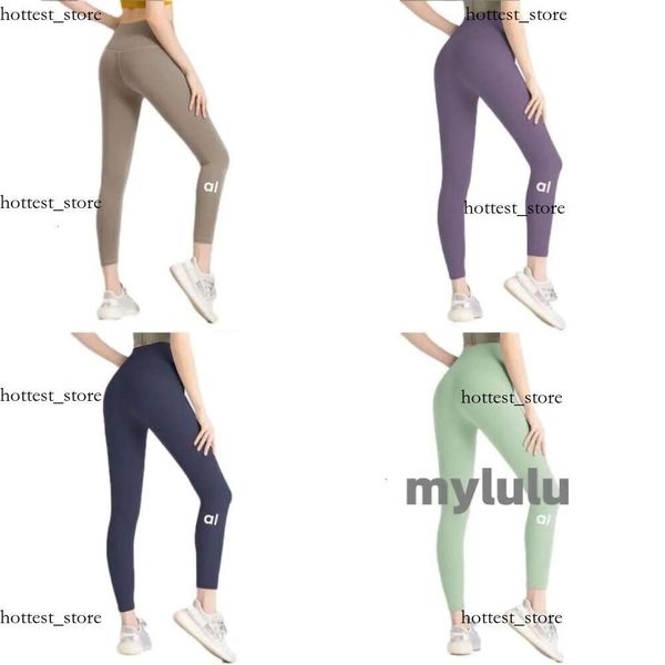 Les pantalons de yoga féminin alignent les leggings avec des poches