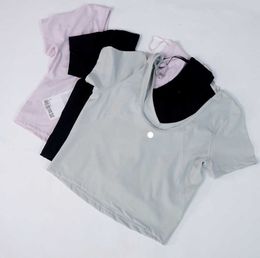 Camiseta feminina esportiva de ioga de manga curta com decote em V e costas em U, perfeita para fitness e beleza.