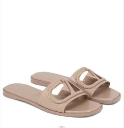 Femmes Sandal Flats Vlogo découpe les pantoufles de mode Slines Signature Slip de plage extérieure sur les glissades Flips décontractés Flops Luxury Designer Slipper Lady Top-Flop Boîte à découper