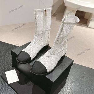 Femmes Sandales Camellia Boots d'été en dentelle embrodiée avec Black Satin Cap Toe Paris Fashion Logo Embrodiery Choes hauts Bottises Top Quality Flats C Slides Slipper
