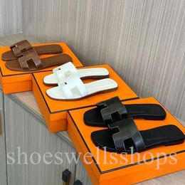 Sandalias de mujer Marca de diseñador Sandalias planas Tacones Playa Zapatillas de cuero real Diapositivas de letras Mujeres Chanclas planas con bolsa para el polvo 35-42