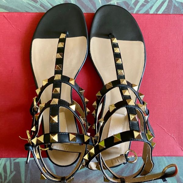 Sandalias Sandalias Diseñador Flip Flip Zapatos Bottales planos de lujo Summer desnudo negro mate de cuero genuino zapatos de cuero con bolsa de polvo US4-13