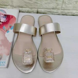 sandalias de mujer zapatos de diseñador Zapatillas de diamantes Pisos Tanga Toe Slip Slides Chanclas Summer Pool Bath Sandalia Slide RING Hoop Free Party Wedge Sliders