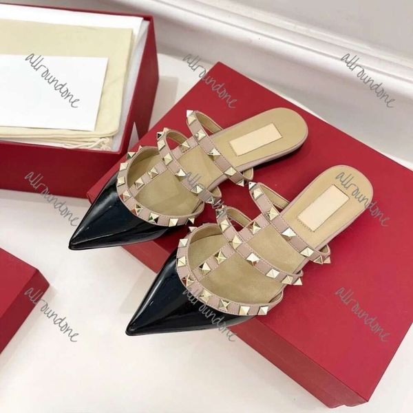 Femmes Sandals Designer Slippers v Rivets Talons plats chaussures Points Summer Luxury Femme Real Le cuir noir Nude Red Wedding Chaussures avec logo Taille 34-44