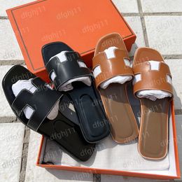 Femmes sandales mode Luxury Beach Slippers Real Leather Flats Sandals Chaussures d'été Loafers Gear Bottoms Slippers avec Sac à poussière 35-42