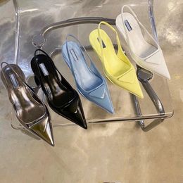 Sandalias de mujer para zapatos de tacones altos de diseñador Clásicos P Triángulo Punta puntiaguda 3,5 cm 7,5 cm Tacón fino Charol negro Bombas de marca de verano Tamaño 35-40