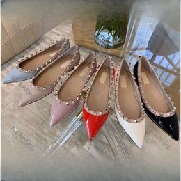 Mujeres sandalias anchas de punta puntiagudas de tacones planos mocasines de lujo V marca desnuda de patentes negras diáticas sexy sharrow rojo zapatos diseñadores de diseñadores talla 34-44