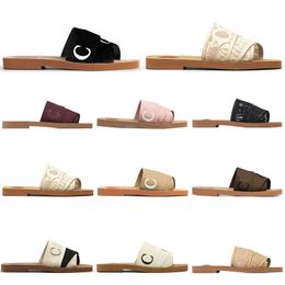 Sandalias de mujer Zapatos Woody Zapatillas planas Diseñador Diapositivas tejidas cruzadas Sandalias de goma de verano Sandalias de playa Tejidas Peep Toe Carta informal