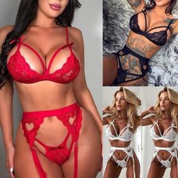Vrouwen sexy lingerie set hot verkopende ontwerper nieuwe slanke diep v open billen hart hol uit driedelig kousenband ondergoed