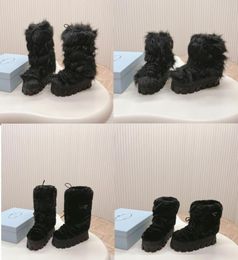 Botas de esquí de piel de oveja para mujer Parte superior con cordón Bota de nieve Forro polar acolchado extraíble Zapatilla de deporte con logo triangular de metal esmaltado con caja