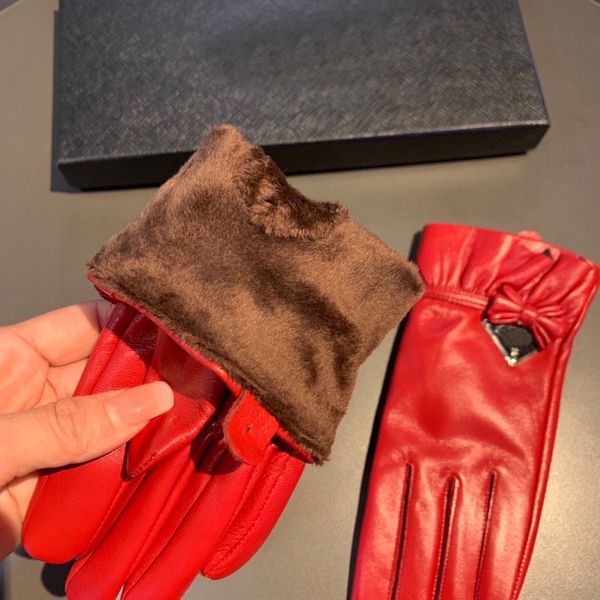 Mujeres Guantes de cuero de piel de oveja Mittanes de forro de cachemira de diseñador con empuje Mantenga el cálido y espeso más grueso y resistente a las altas qulity cinco dedos guantes triangulares guantes de la banda con