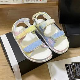 Zapatos de mujer Sandalia de diseñador Zapatillas de cuero de becerro de cristal Plataforma acolchada Diapositivas Zapatilla de papá Sandalia de playa de verano Sandalias Falt con caja Bolsa para el polvo X24-03