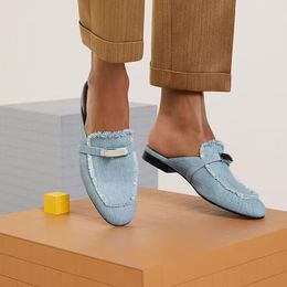 Chaussures pour femmes Oz Mule Slide Slipper avec une boucle argentée - Footwear élégant et confortable pour le chic de tous les jours