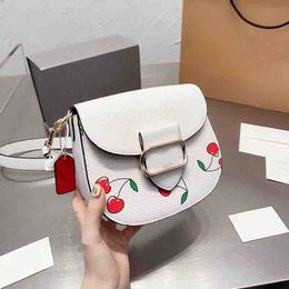 Femmes Sacs ￠ bandoulirs Designer Saddle Femmes Crossbodybags Handsbags Womens Le cuir d￩contract￩ designers de la cerise de coiffes Sac ￠ poign￩e D2302142
