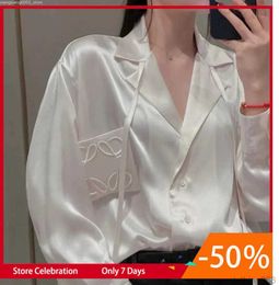 Femmes Silk Shirts Blouses Femme Designer Tshirts avec lettres broderie Fashion à manches longues Tee-Shirts Casual Tops Vêtements Noir blanc haute qualité