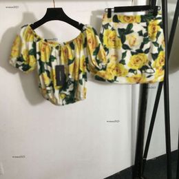 Jupe de jupe pour femmes costume de chemise Femme 2pcs marque un col de mot avec épaules nues Logo de fleur de la mode