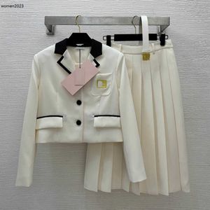 Femmes jupes costume robes de créateurs deux pièces marque manteau court ensemble femmes robe de mode jupe plissée avec taille haute et jupe longue avec ceinture 2pcs Mar 11