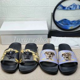 Zapatillas de mujer Diseñador Sandalias planas Marca Jelly Slides Classic Beach Flip Flops Moda Decoración de metal Impresión Suela Zapato impermeable