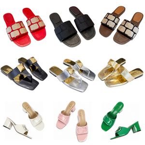 Zapatillas de mujer Moda Top Diapositivas de cuero Zapatos de diseñador con letras de metal clásico Tacón grueso Tacón plano Verano Playa Punta abierta Grandes remaches dorados Color gelatina Hotel al aire libre