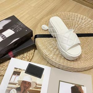 Zapatillas de mujer para hombre, sandalias planas con desgaste negro para hombres y mujeres, zapatos de interior para exteriores, diseñador caliente, playa unisex de lujo