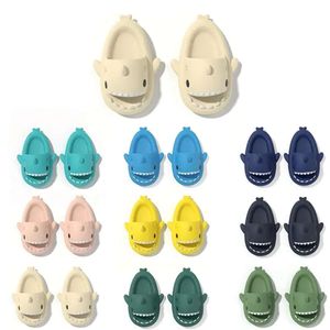 Hommes Femmes Slippers Kids Designer Slides Sandale Unisexe Place adulte Chaussures imperméables à l'extérieur en intérieur 7F0