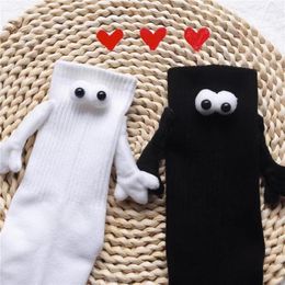 Chaussettes pour femmes, 1 paire, main dans un ami, aimant 3D, mains d'amitié, Couple tenant une poupée magnétique à grands yeux