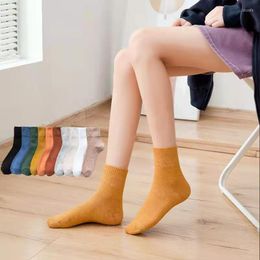 Femmes Chaussettes 1 Paires Top Mode Printemps Automne Coloré Moyen Tube Filles Solide Coton Chaussette Chaud Mignon Vente