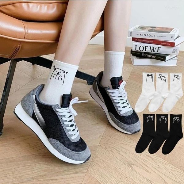 Chaussettes de femmes 3/6 paires toutes saisons minimalistes à la mode noir blanc polyvalent mignon dessin animé couleur de couleur du milieu