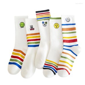 Chaussettes blanches pour femmes, produits d'automne, mignons japonais arc-en-ciel, coton peigné, broderie de dessin animé, bas moyens