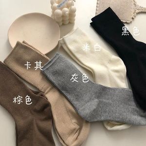 Femmes chaussettes grande Promotion rétro noir blanc gris femmes longueur moyenne toutes saisons polyvalent étudiant filles solide coton