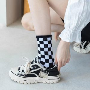 Calcetines de mujer Cuadrado de tablero de ajedrez en blanco y negro con zapatos de lona Verano Algodón Absorbe Medias deportivas Tendencia de los hombres Lindo