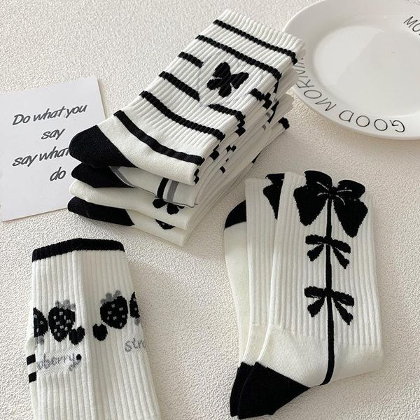 Chaussettes noires et blanches fraises pour femmes, automne hiver, Tube Long japonais en coton, assorti avec tout, mi-tube pour étudiantes