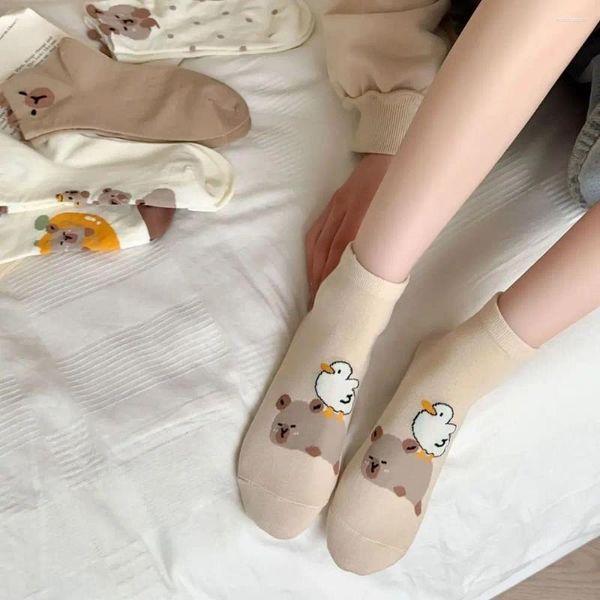 Calcetines de mujeres cartoon capybara dulce japonés suave calcetería de cochera delgada al aire libre